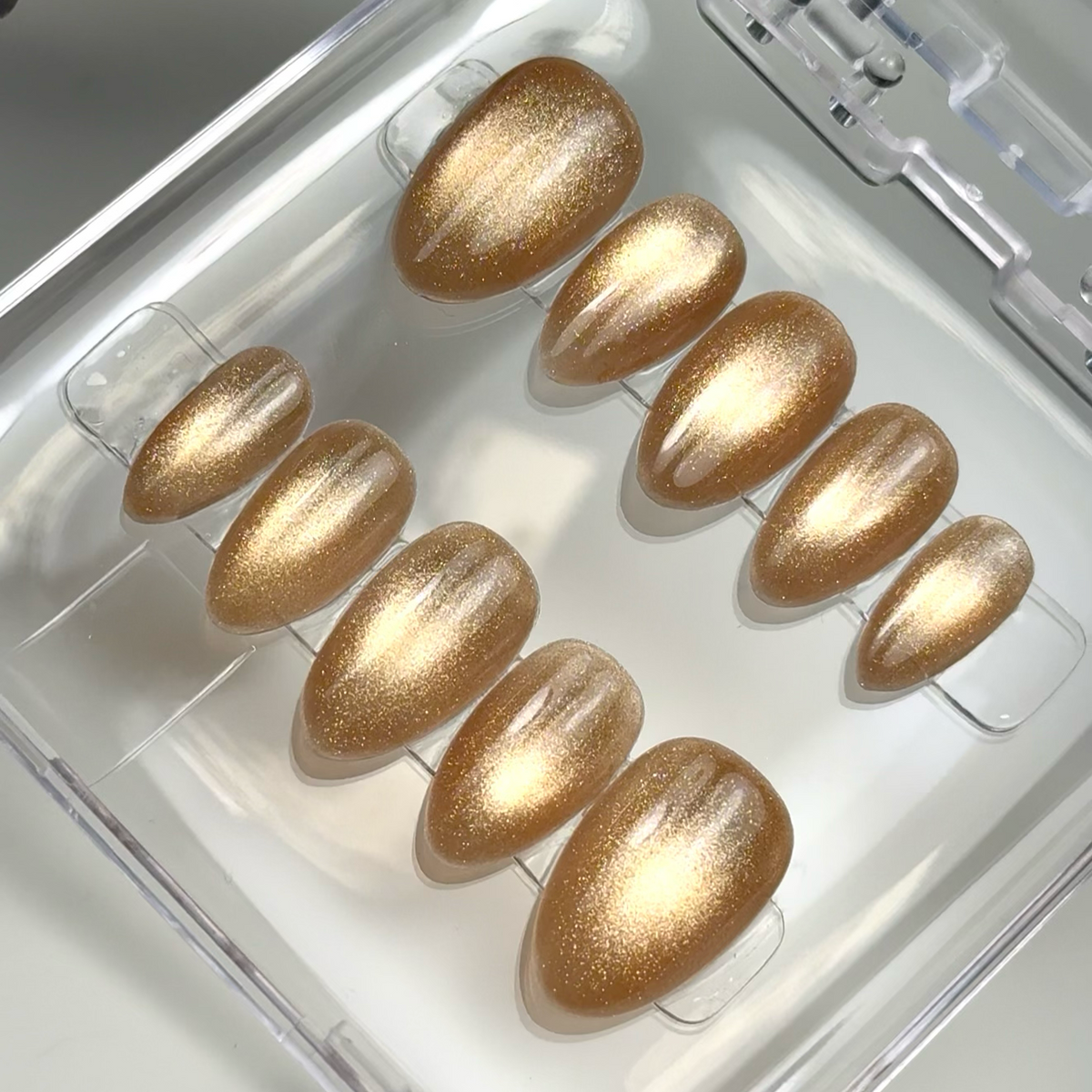 Golden Cat Eye – Short Almond 24-Piece Press-On Nail Set